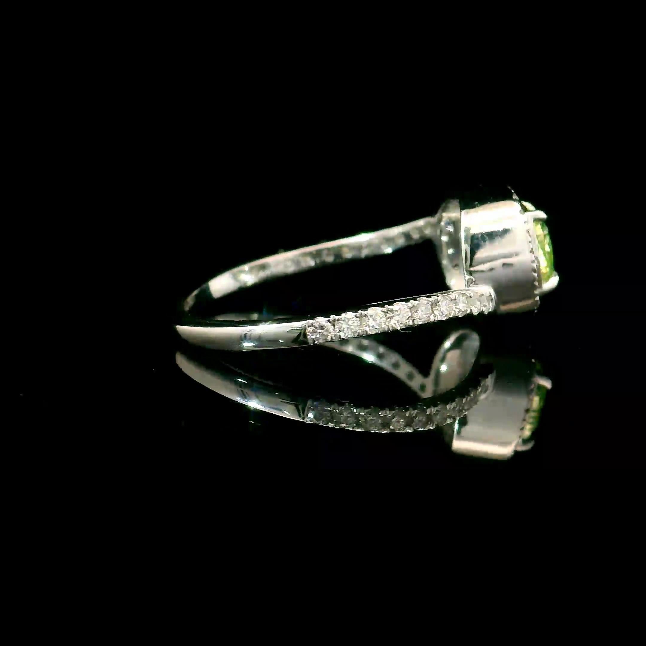 Bague en diamant certifié GIA 0,70 carat Fancy Green Yellow SI1 Clarity Neuf - En vente à บางรัก, TH