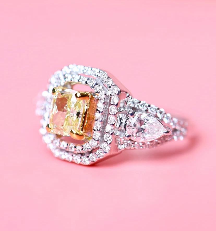 An exclusive Fancy Diamond ring in a elegant and refined design, so original and particular.
Elevate your timeless of beauty and add a touch of glamour on your look.
Stunning come in 18k with a GIA Certified Fancy Light Brownish Diamond of 0,70