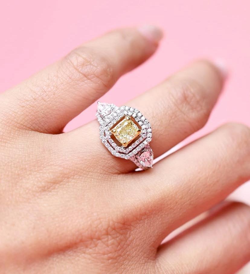 GIA Certified 0.70 Carat Fancy Light Brownish Yellow Diamond 18K Gold Ring In New Condition For Sale In Massafra, IT