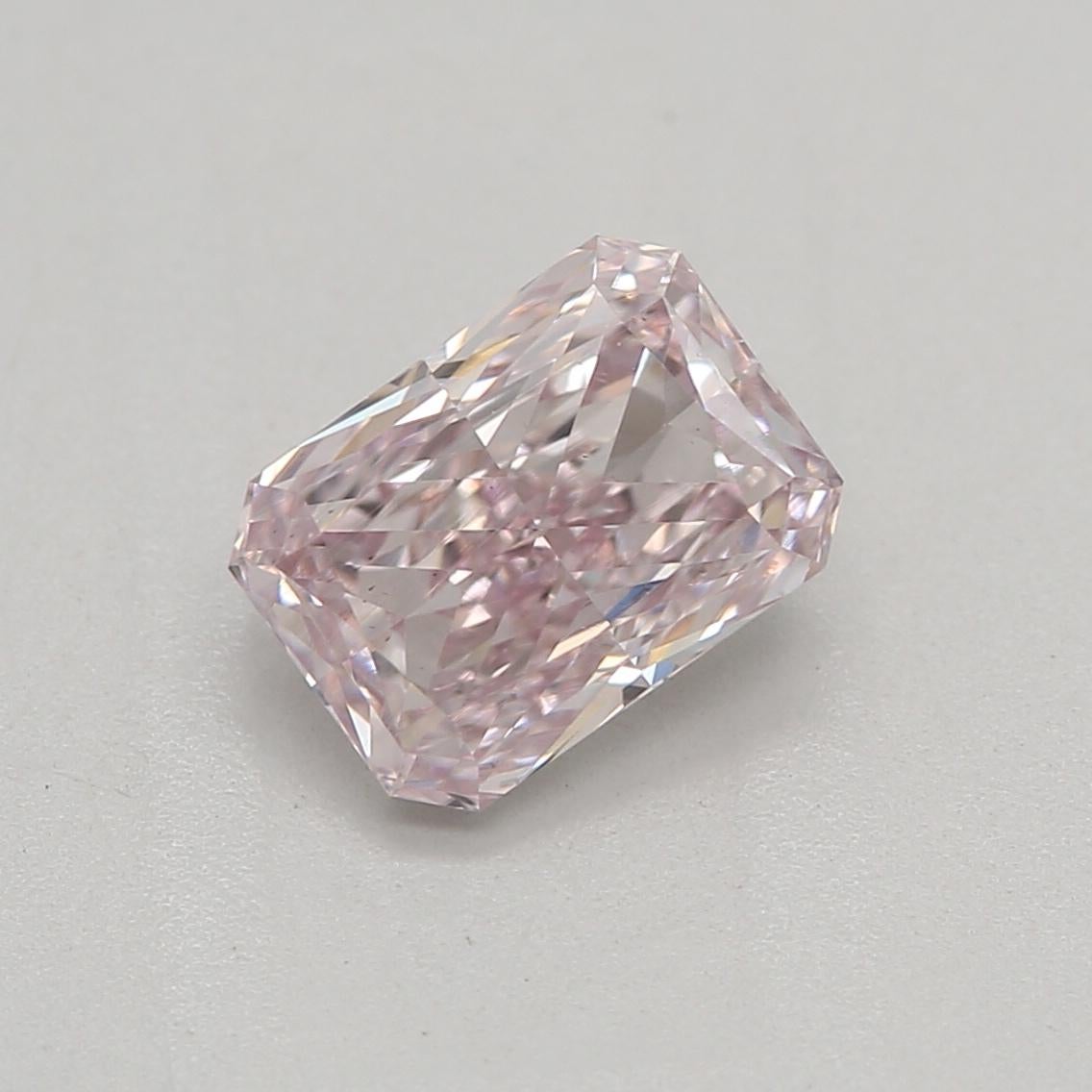 Zertifikat: GIA
Berichtsnummer: 2235164478
Form und Schliff: Radiant
Karatgewicht: 0,70 Karat
Abmessungen:  5,90 x 4,35 x 2,83 mm
Farbton: Fancy Purplish Pink

MERKMALE DES DIAMANTEN:

Dieser ausgefallene violett-rosa Diamant kombiniert Nuancen von