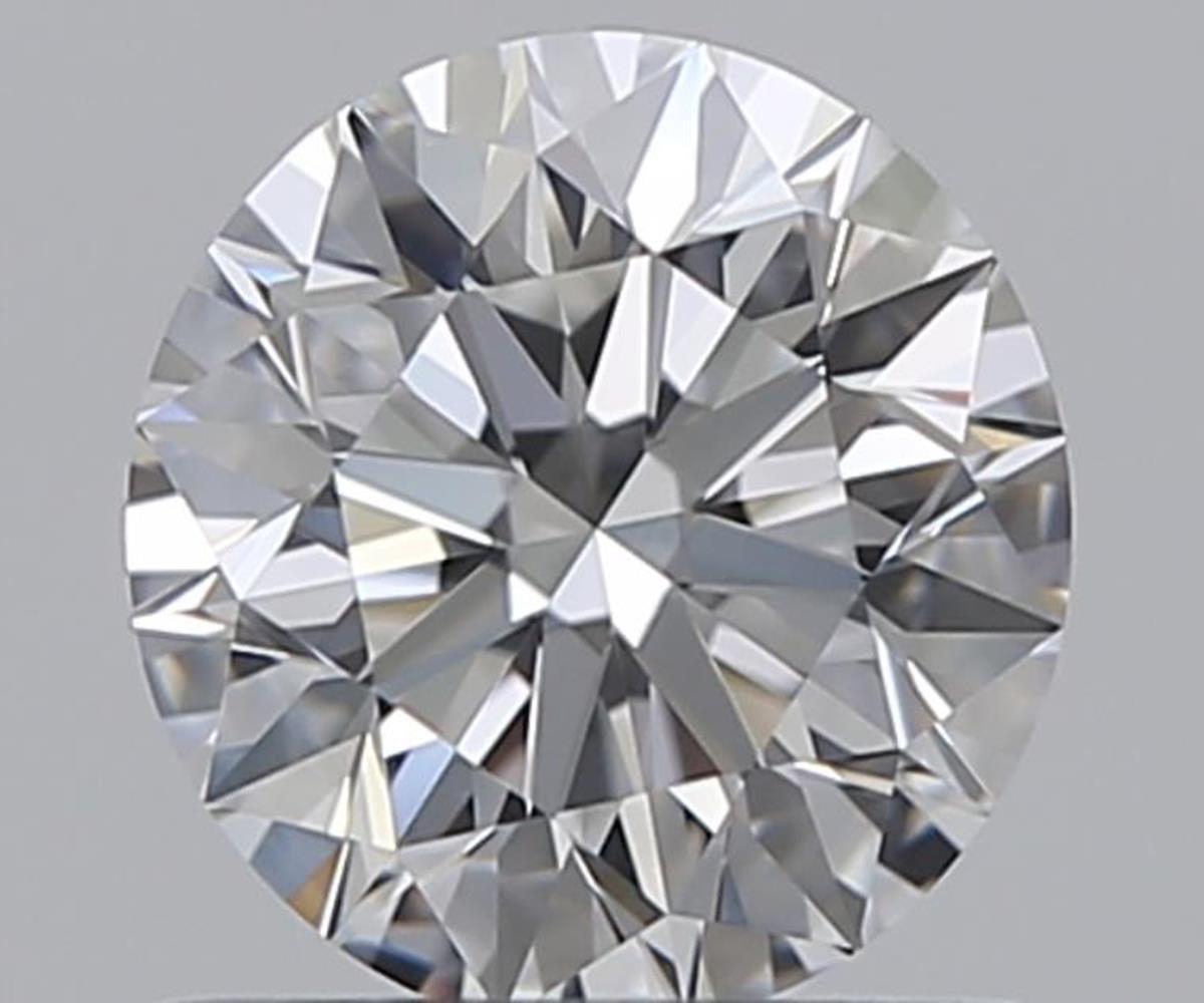 Certificado: GIA 
Número de informe: 6515296540
Forma y corte: Redonda
Peso en quilates: 0,70 quilates
Medidas: 5,52 x 5,58 x 3,55 mm
Grado de color: Color G 

CARACTERÍSTICAS DEL DIAMANTE:

Los diamantes de color G son diamantes casi incoloros que