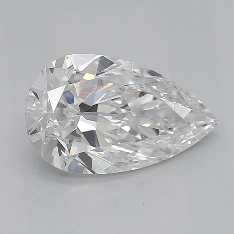 Fabriquée à la main à New York, cette exquise bague en diamant est ornée d'une époustouflante pierre centrale en forme de poire pesant 0,70 , d'une brillance enchanteresse accentuée par un E vibrant et d'une clarté remarquable à SI2. La pierre est