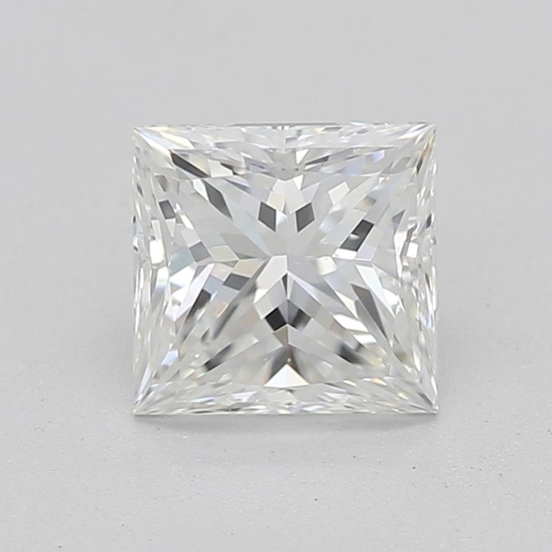 Erhöhen Sie Ihre Schmucksammlung mit diesem exquisiten Diamantring, in dessen Zentrum ein fesselnder Prinzess-Diamant mit einem Gewicht von 0,70 und einem brillanten H und einem außergewöhnlichen VS1 steht. Die doppelte Vier-Zacken-Fassung des