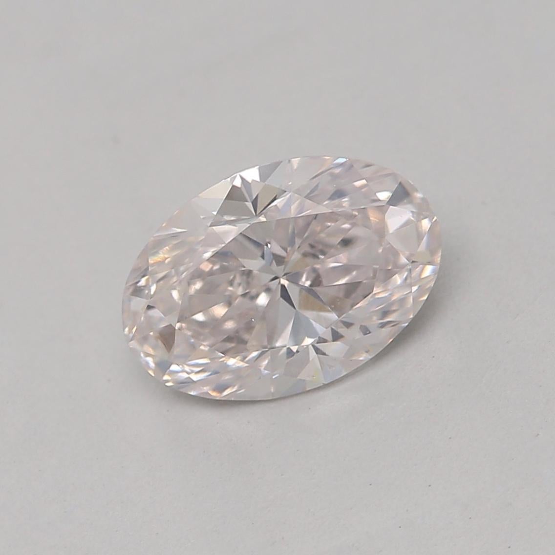 Certificado: GIA 
Número de informe: 6471046087
Forma y corte: Oval
Peso en quilates: 0,70 quilates
Medidas: 7,03 x 4,79 x 3,12 mm
Grado de color: Rosa Claro

CARACTERÍSTICAS DEL DIAMANTE:

Este diamante rosa claro es un diamante raro y cautivador,