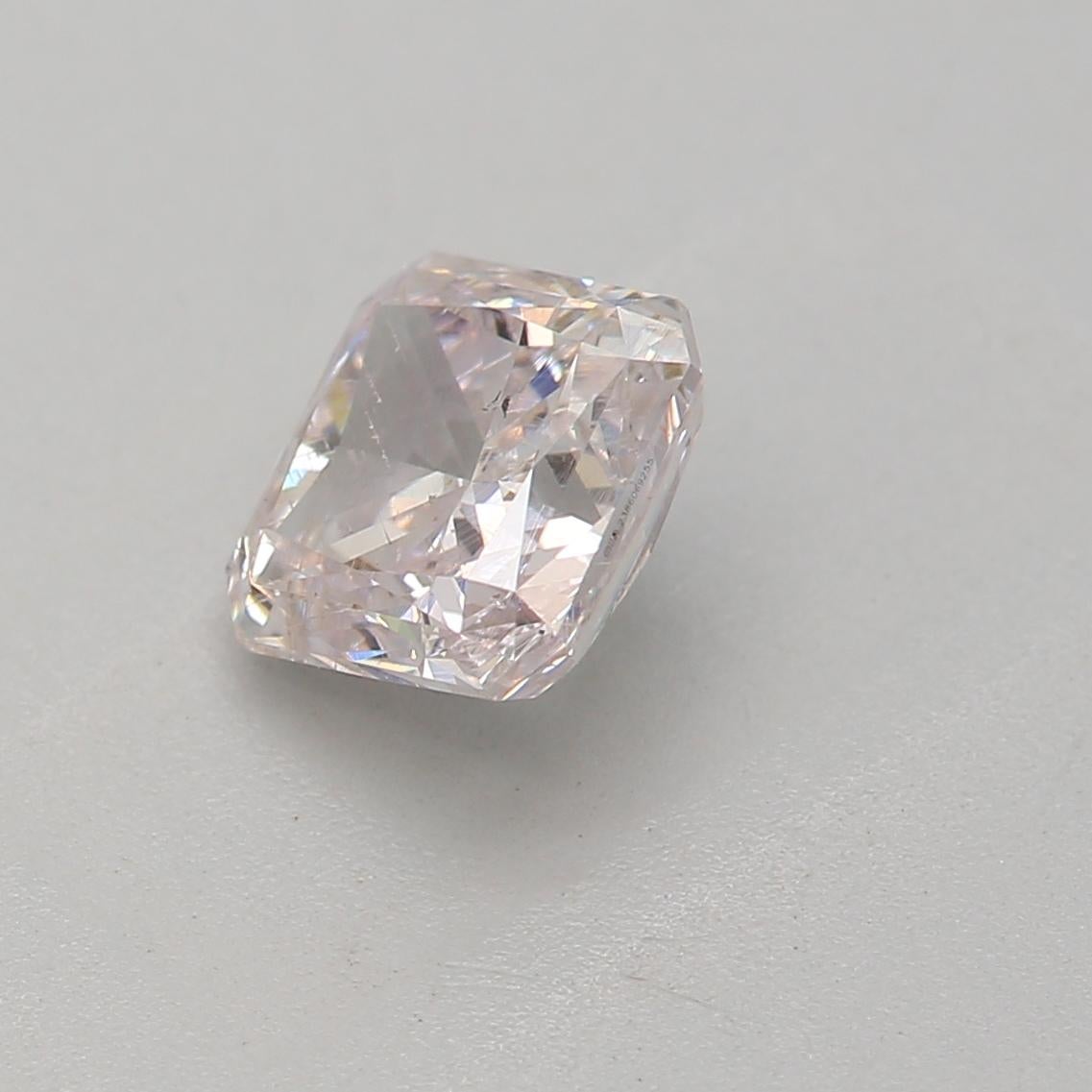 Taglio radiant Diamante certificato GIA da 0,70 carati di colore rosa molto chiaro con purezza SI2 in vendita