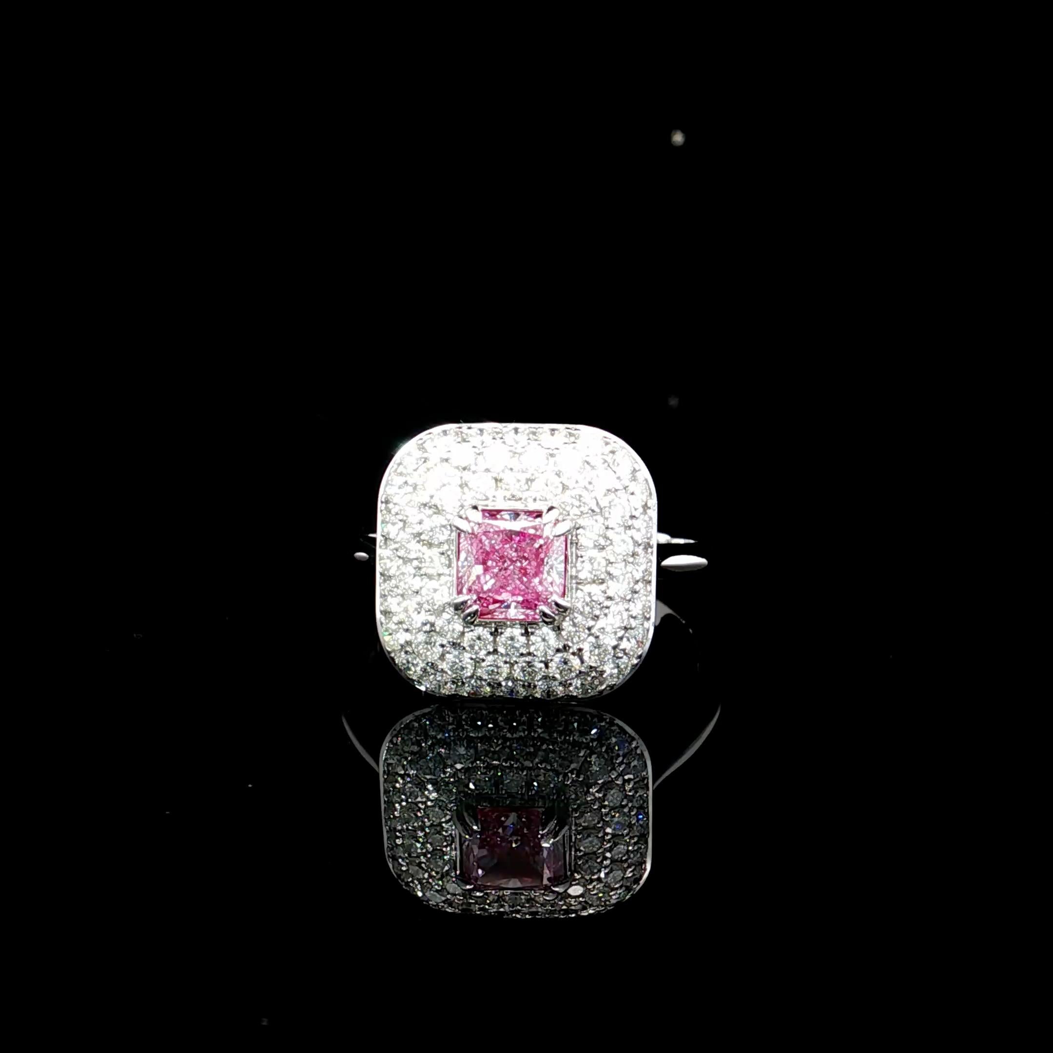 Bague en or blanc 18kt avec diamants
  
  Couleur de l'or et carat : Or blanc 18kt
  Poids : 4,794 grammes
  
  Ensemble avec...
  Type de pierre : Diamants
  Forme : Rayonnante
  Carat : 0,70 ct
  Couleur : Rose très clair
  Clarté : SI2
  
 