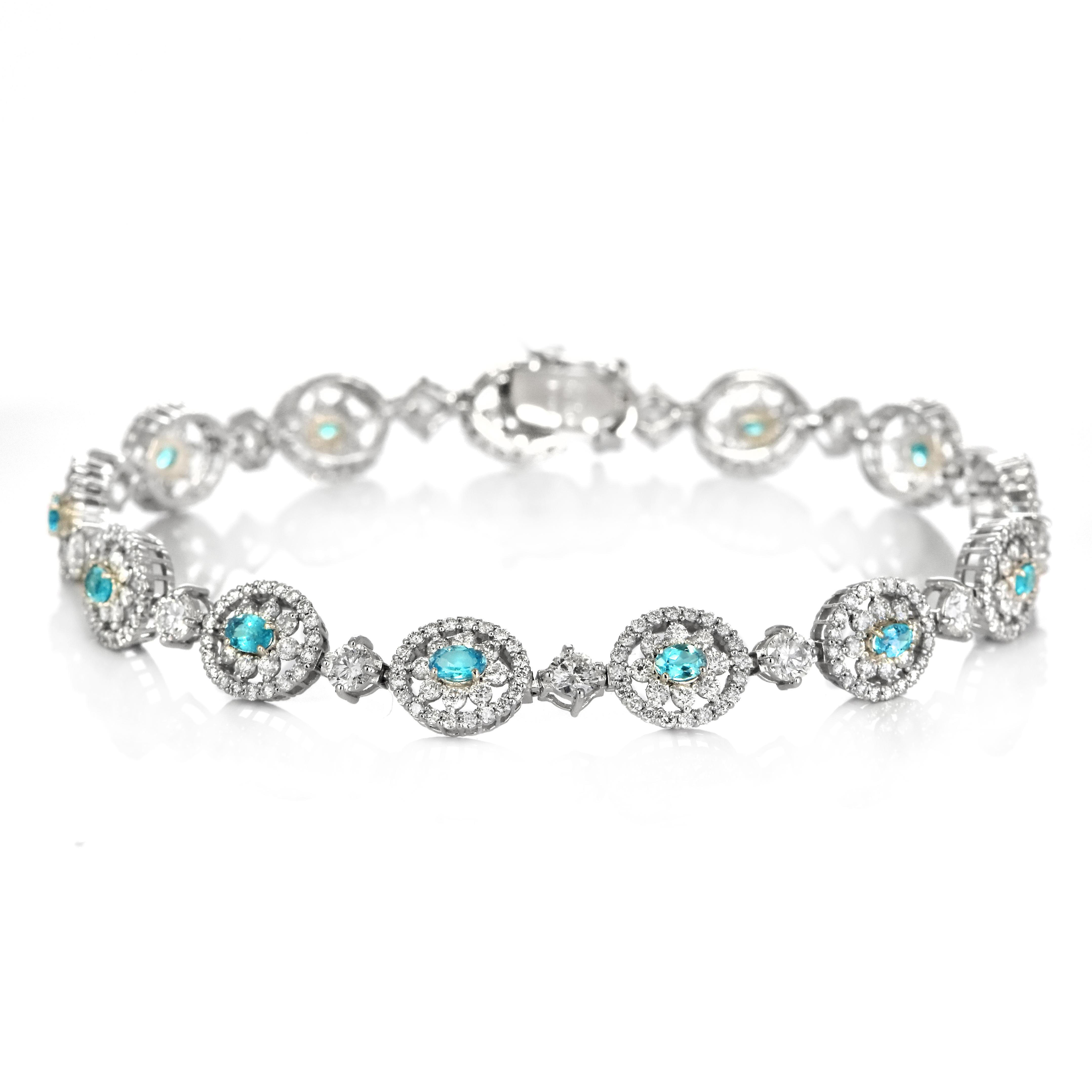 Ein wunderschönes Armband mit GIA-zertifizierten 0,70 Karat natürlichem, neonblauem brasilianischem Paraiba-Turmalin und 3,91 Karat Diamant-Akzenten aus Platin. Paraiba-Turmaline wurden erst vor 30 Jahren in dem gleichnamigen brasilianischen