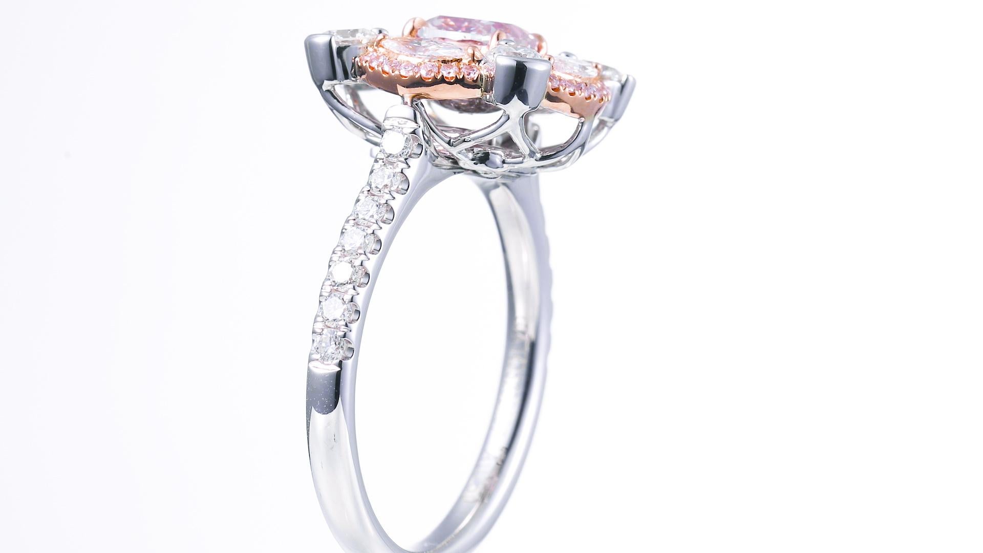 Présentant un chef-d'œuvre à couper le souffle qui passe sans transition d'une bague éblouissante à un collier élégant, incarnant l'incarnation du luxe et de la sophistication. Cette pièce exquise est ornée d'un diamant Fancy Light Pinkish Brown