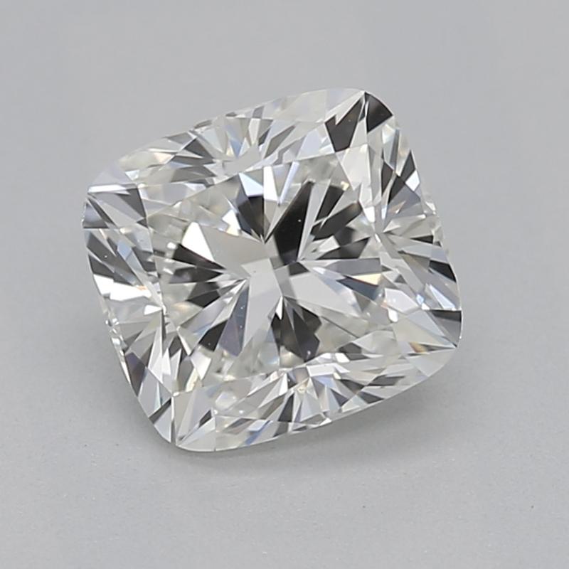 Eleva tu colección de joyas con este asombroso anillo de diamantes con una impresionante piedra central en forma de cojín de un peso impresionante de 0.71. El diamante está calificado por expertos como I y VS1 , lo que garantiza un brillo lujoso que