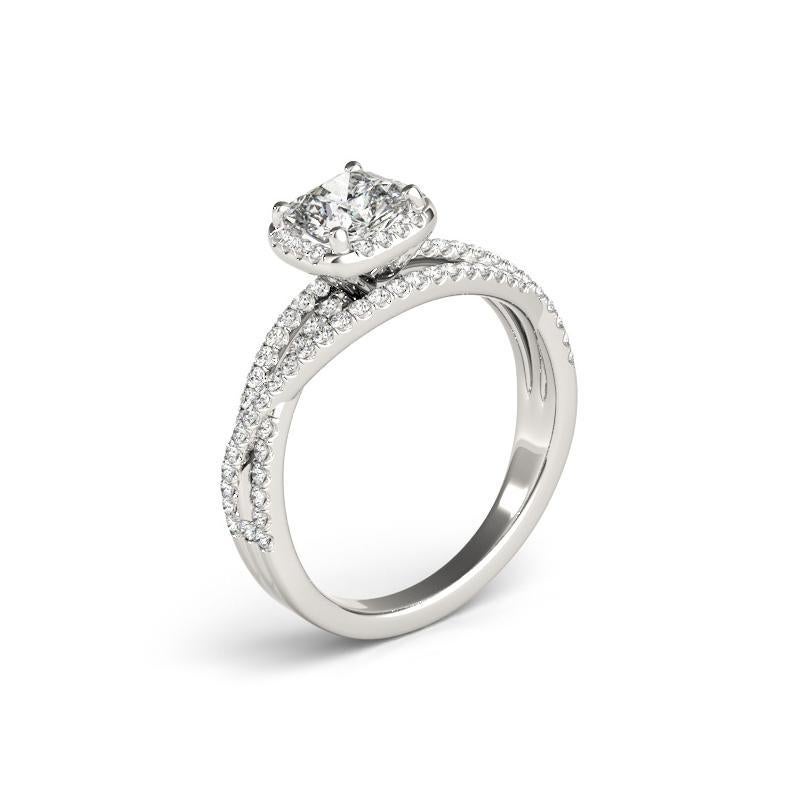 De las mujeres Anillo de diamantes con triple banda de pavé con halo de cojín de 0.71 quilates certificado por el GIA en venta