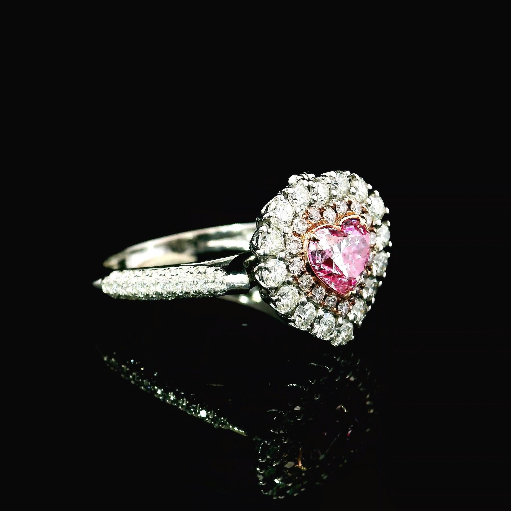 Cuore Anello con diamante certificato GIA da 0,71 carati di colore rosa tenue con chiarezza VS2 in vendita