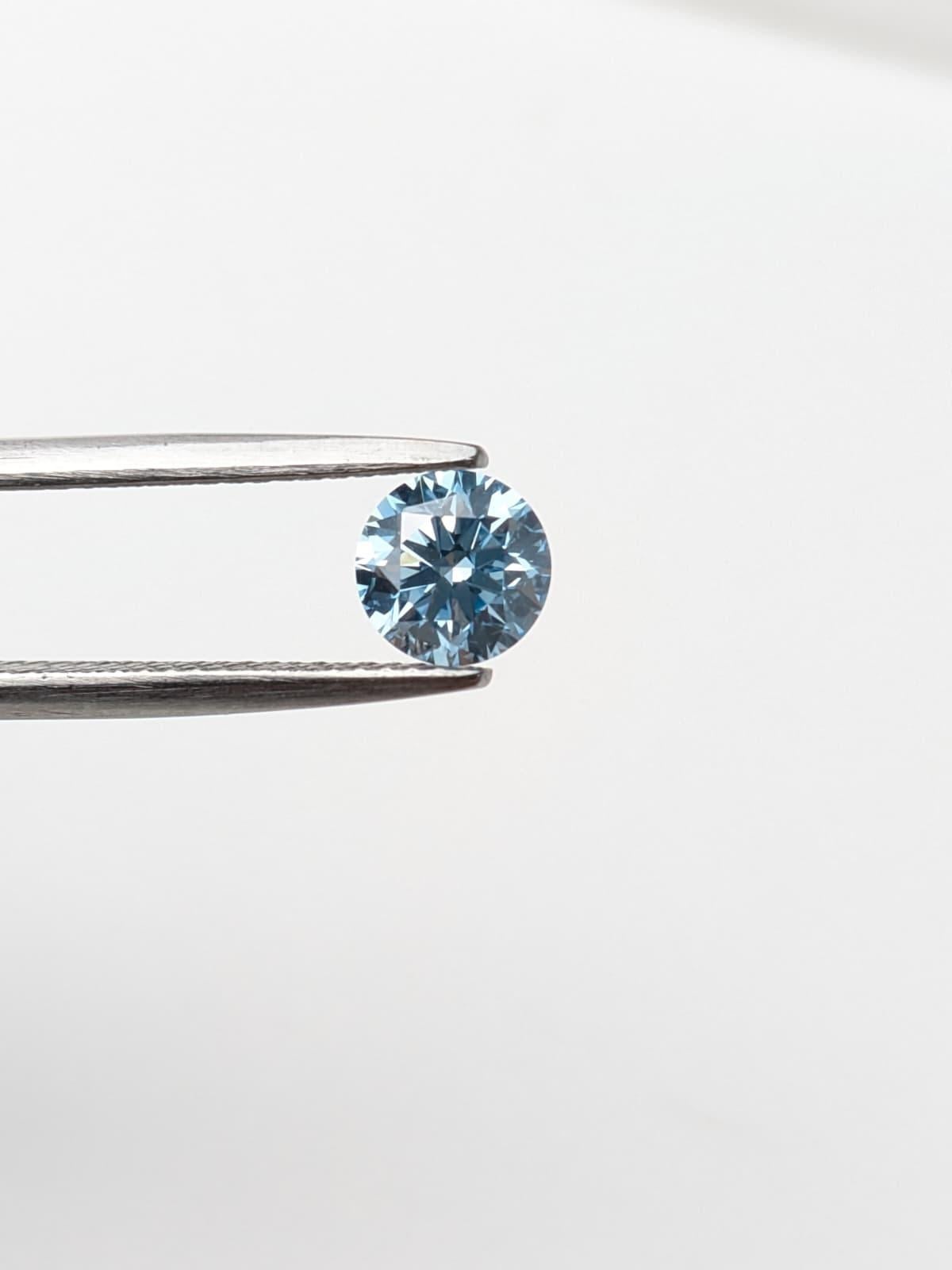 Eine atemberaubende Verschmelzung von Farbe und Brillanz. Dieser runde Diamant im Brillantschliff glänzt mit einem intensiv blauen Farbton, der gleichmäßig gesättigt und voller Leben ist. Dieser vom Gemological Institute of America (GIA)