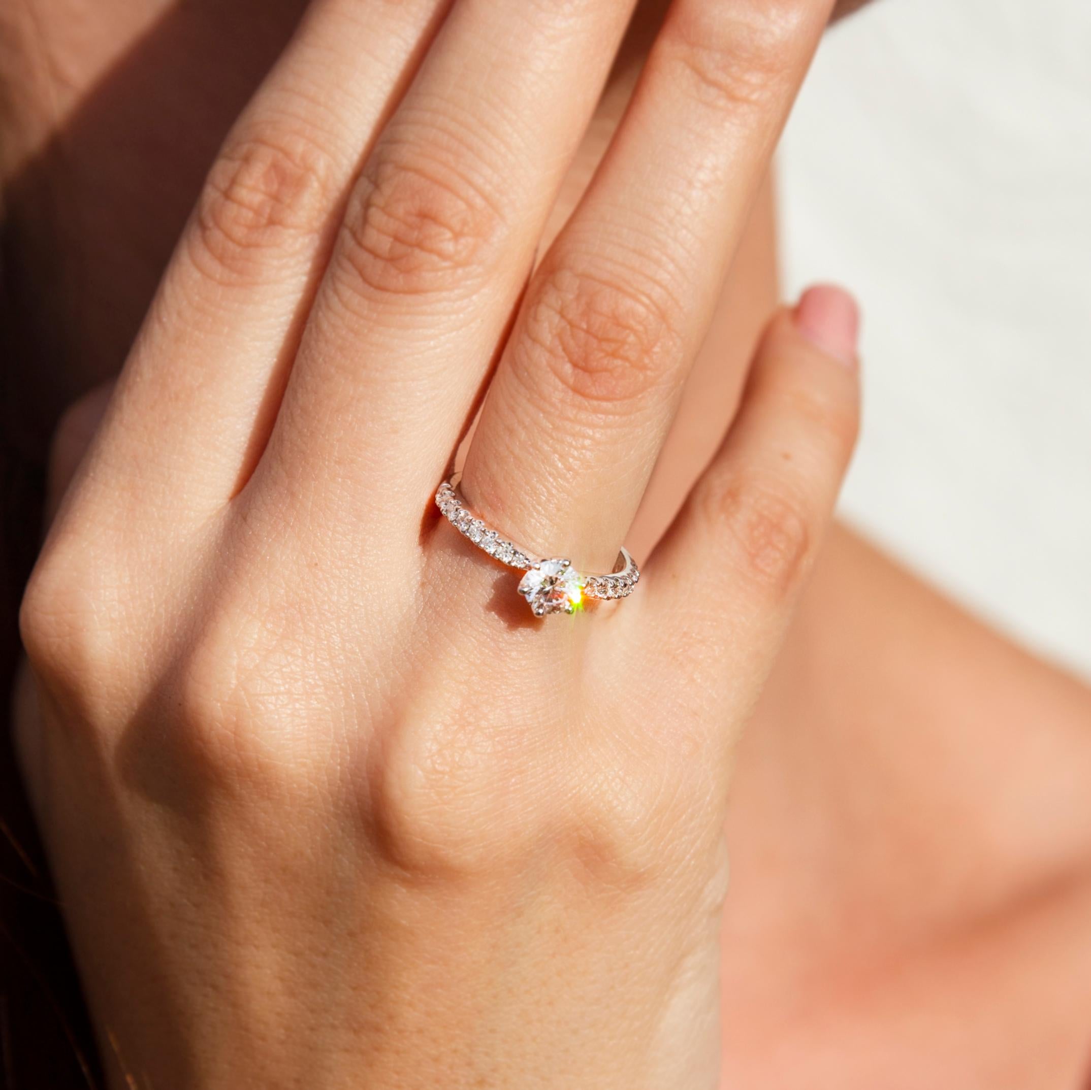 Diamant certifié GIA de 0,72 carat et 18 carats   Bague de fiançailles Contempoaray en or Pour femmes en vente