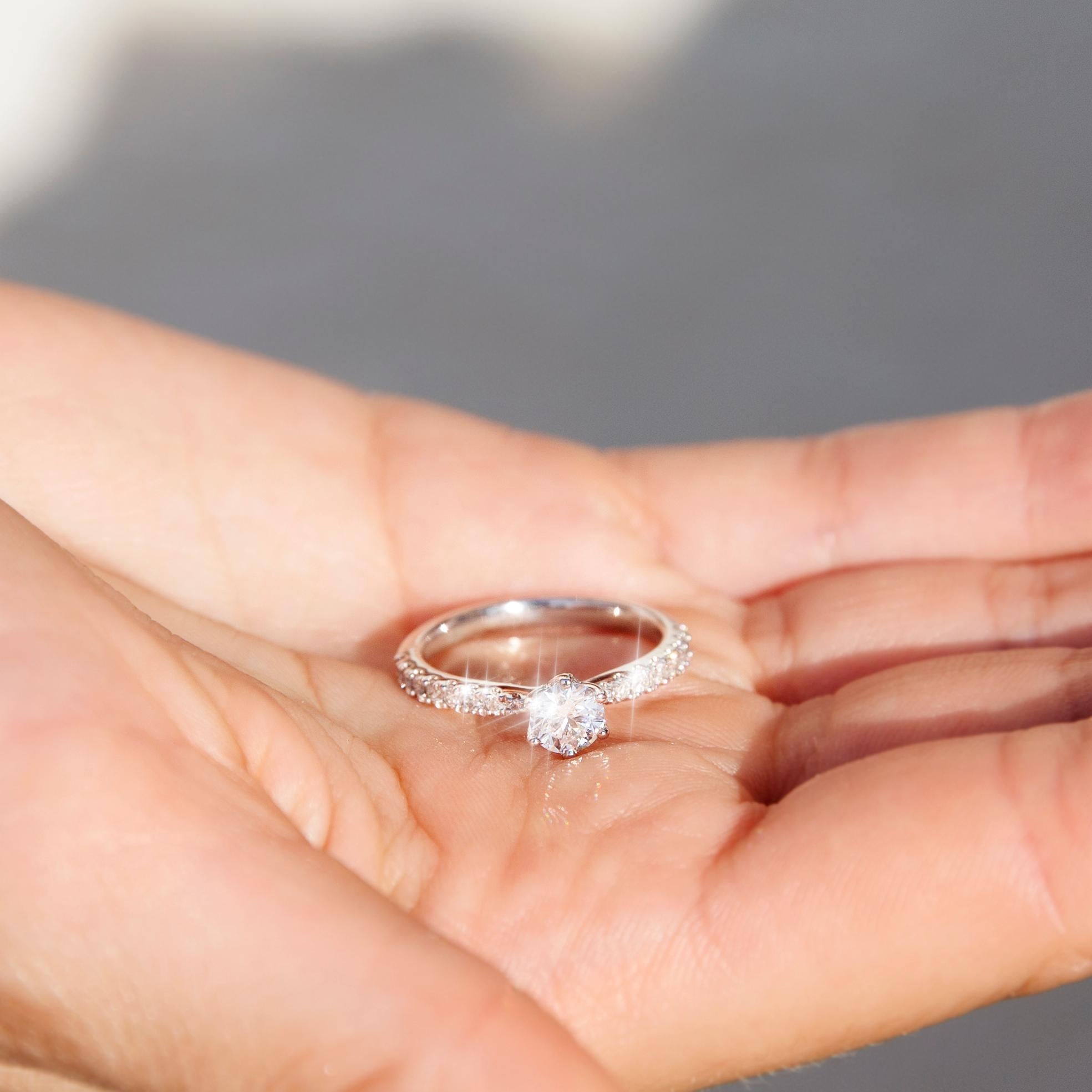 Diamant certifié GIA de 0,72 carat et 18 carats   Bague de fiançailles Contempoaray en or en vente 2