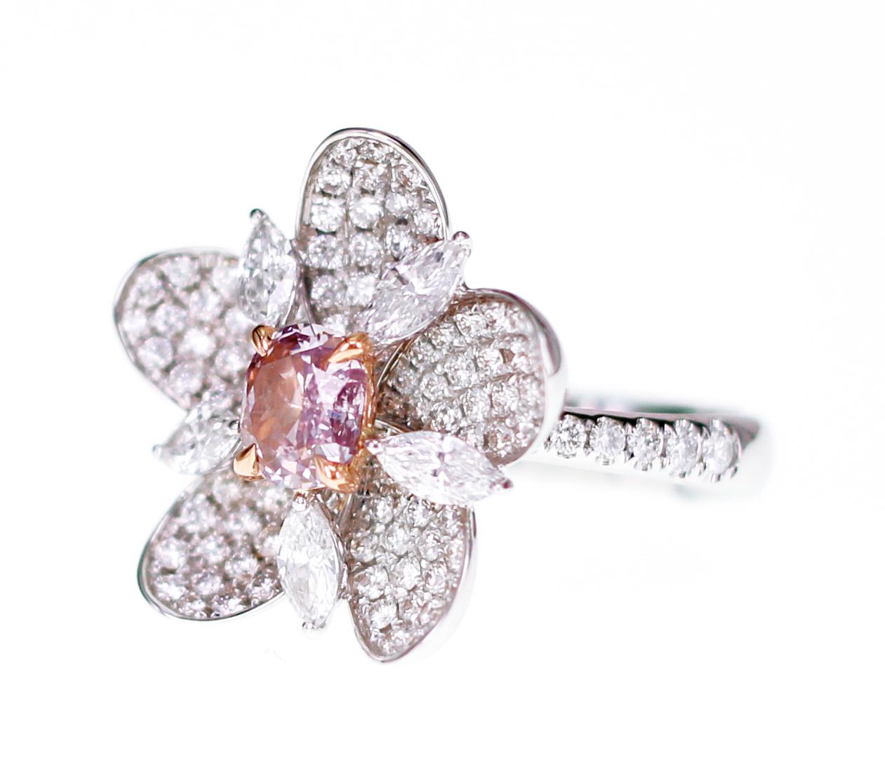 0.72 Karat Fancy Purple Pink GIA-zertifizierter Diamant ist mit 1,63 Karat weißem Brillanten besetzt. Pinke Diamanten wachsen schnell als Zeichen von Prestige in der Welt der Millennials.  In den letzten zwei Jahren haben sich pinkfarbene Diamanten