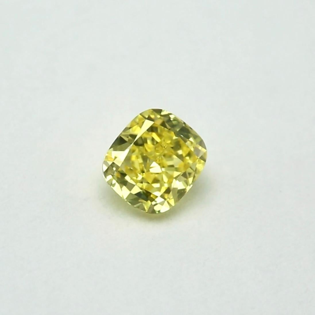 Taille coussin Diamant jaune intense fantaisie de 0,72 carat certifié GIA en vente