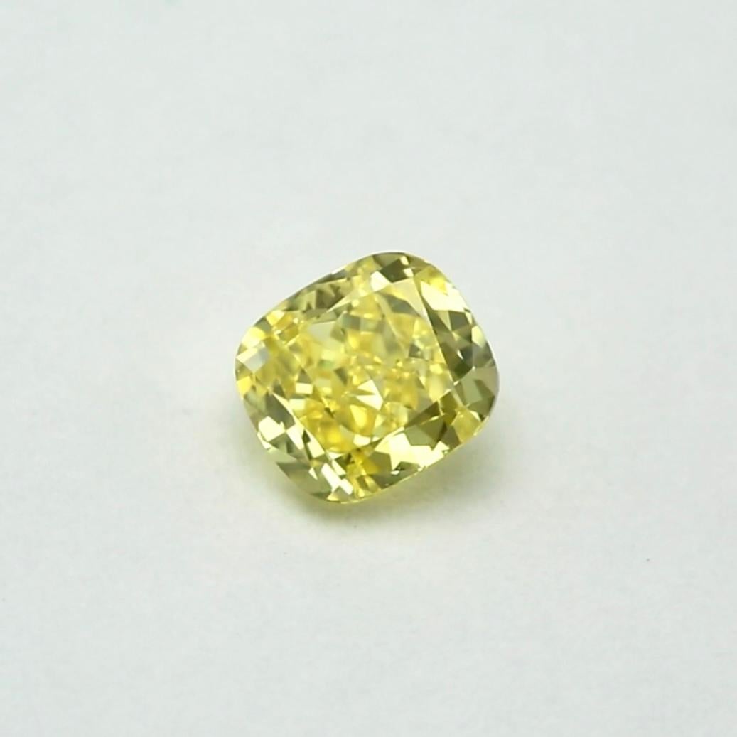 Diamant jaune intense fantaisie de 0,72 carat certifié GIA Neuf - En vente à Ramat Gan, IL