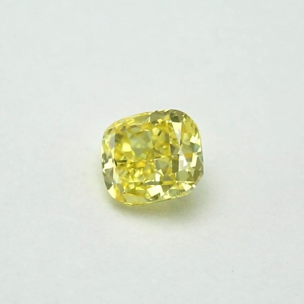 Diamant jaune intense fantaisie de 0,72 carat certifié GIA Unisexe en vente