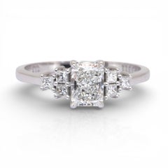 Anello a 7 pietre con diamanti certificati GIA da 0,72 carati in oro bianco 18 carati