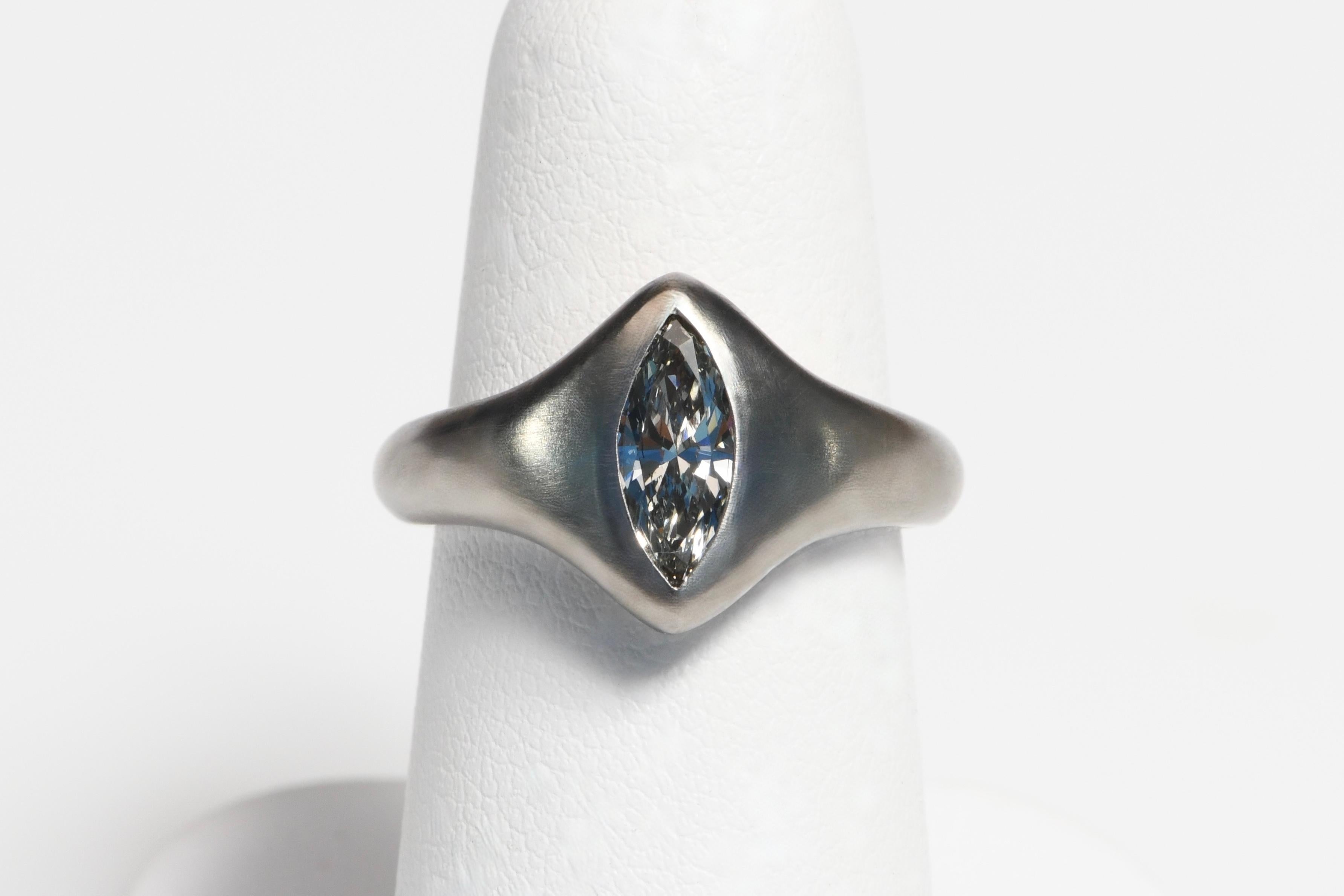 Bague moderne en titane avec diamant marquise gris certifié GIA de 0,72ct. Cette élégante bague en titane met en valeur un diamant Fancy Grey Marquise de 0,72ct certifié par la GIA, serti en chaton pour un look à la fois moderne et intemporel. Le