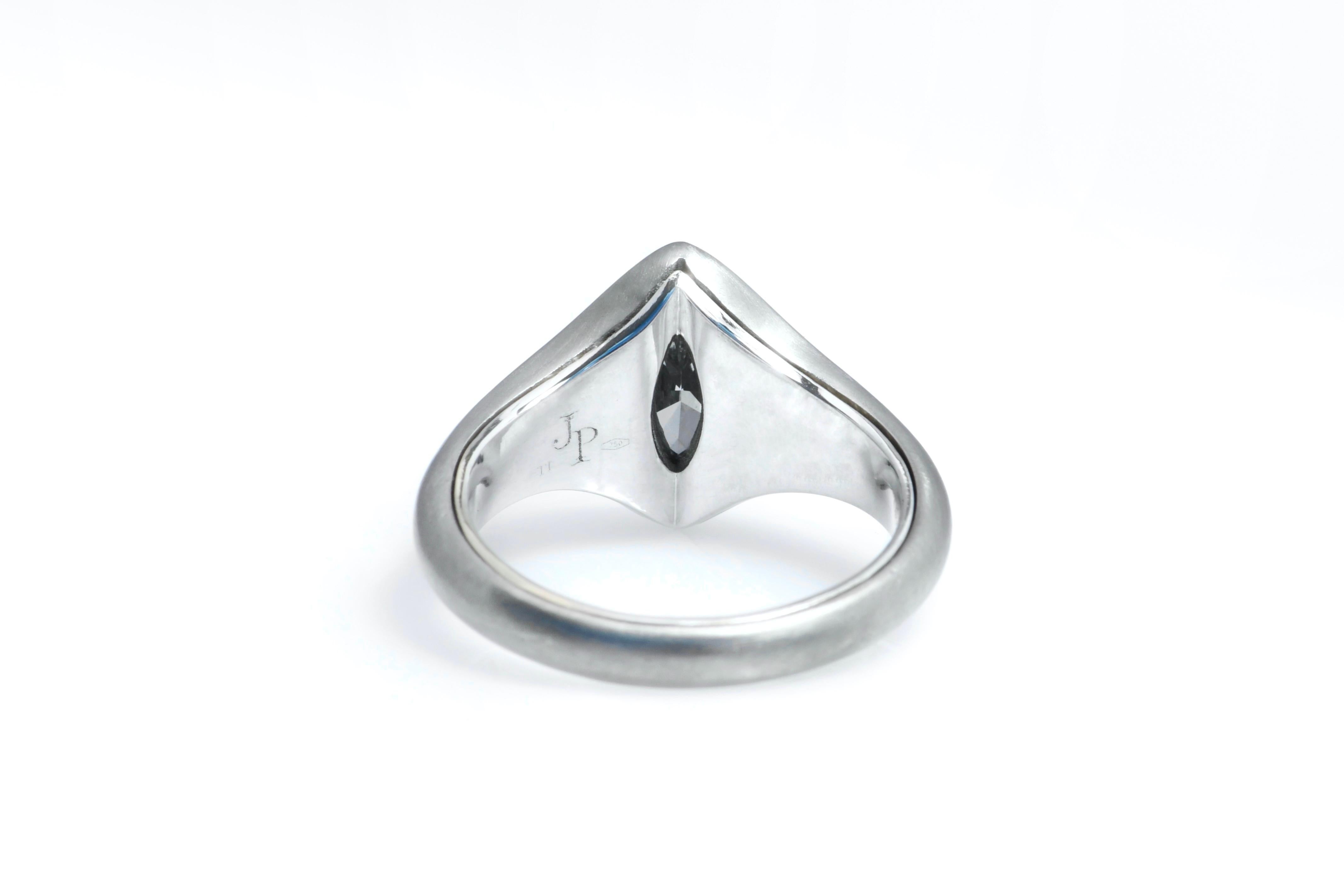 Contemporain Pendentif en diamant marquise gris de 0,72 carat certifié par le GIA, serti dans une tige en titane en vente
