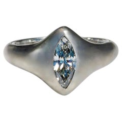 Diamante Fancy Grey Marquise certificato GIA da 0,72 carati incastonato nel gambo in titanio