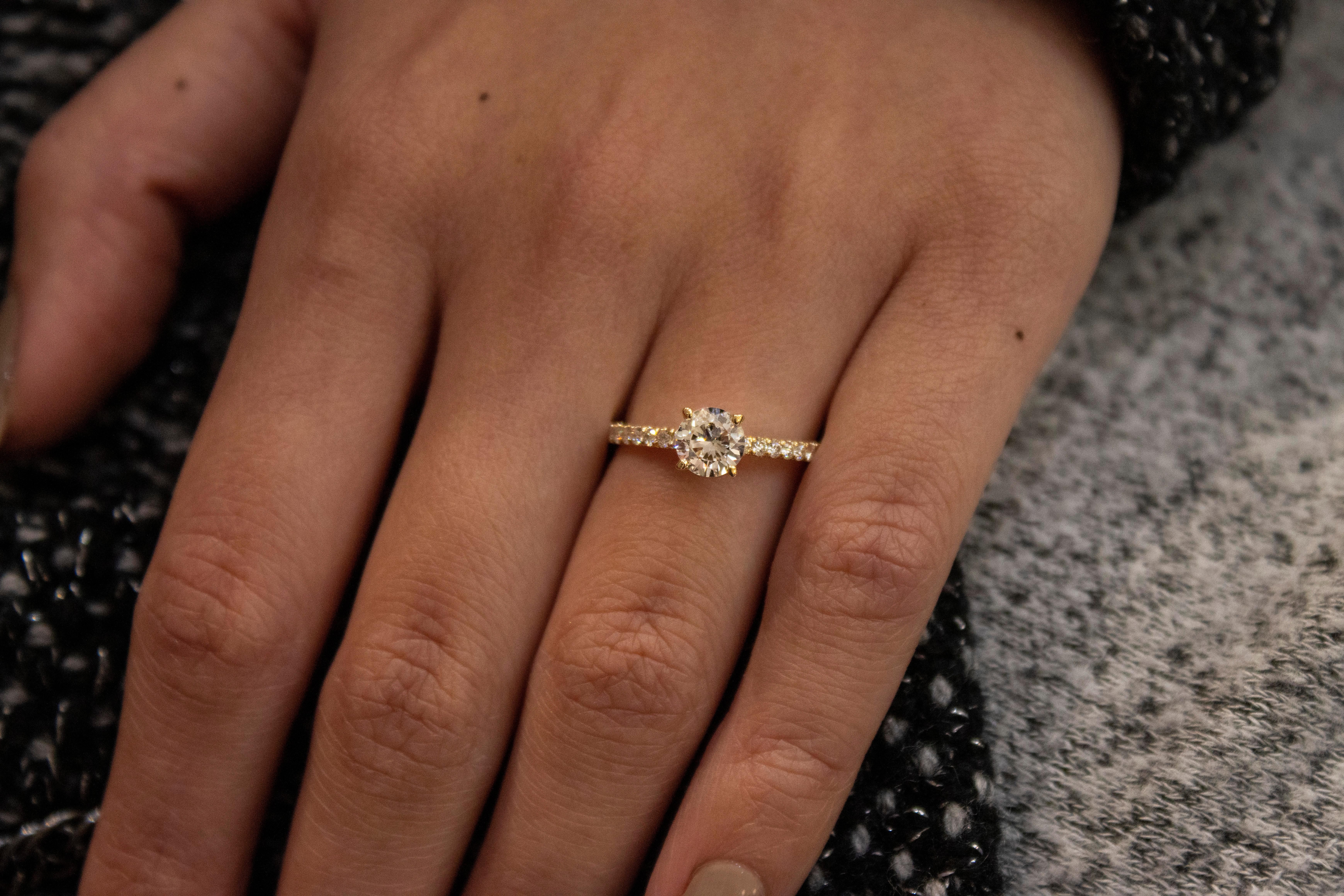 De las mujeres Anillo de compromiso con pavé de diamantes talla redonda brillante de 0,73 quilates certificado por el GIA  en venta
