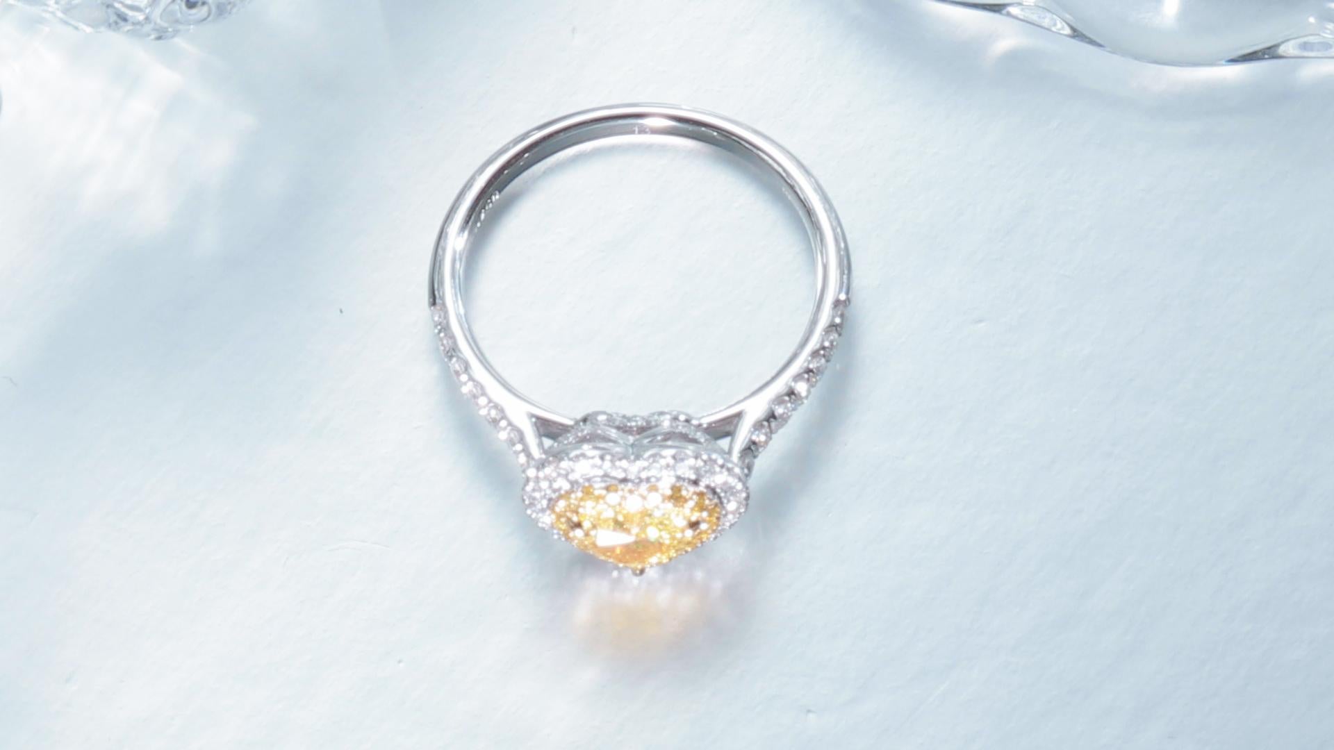 GIA-zertifizierter, 0,73 Karat intensiv gelber Fancy-Diamantring in Herzform aus 18KT Gold im Angebot 2