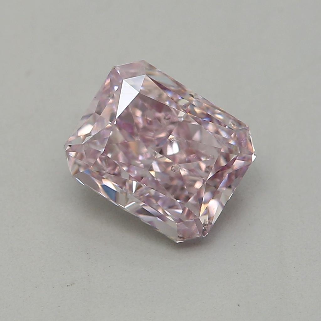 Zertifikat: GIA
Berichtsnummer: 5234287720
Form und Schliff: Radiant
Karatgewicht: 0,74 Karat
Abmessungen: 5,50 x 4,48 x 3,10 mm
Farbton: Fancy Purple Pink

Mit 0,74 Karat hat dieser Diamant ein Gewicht von knapp einem dreiviertel Karat und ist