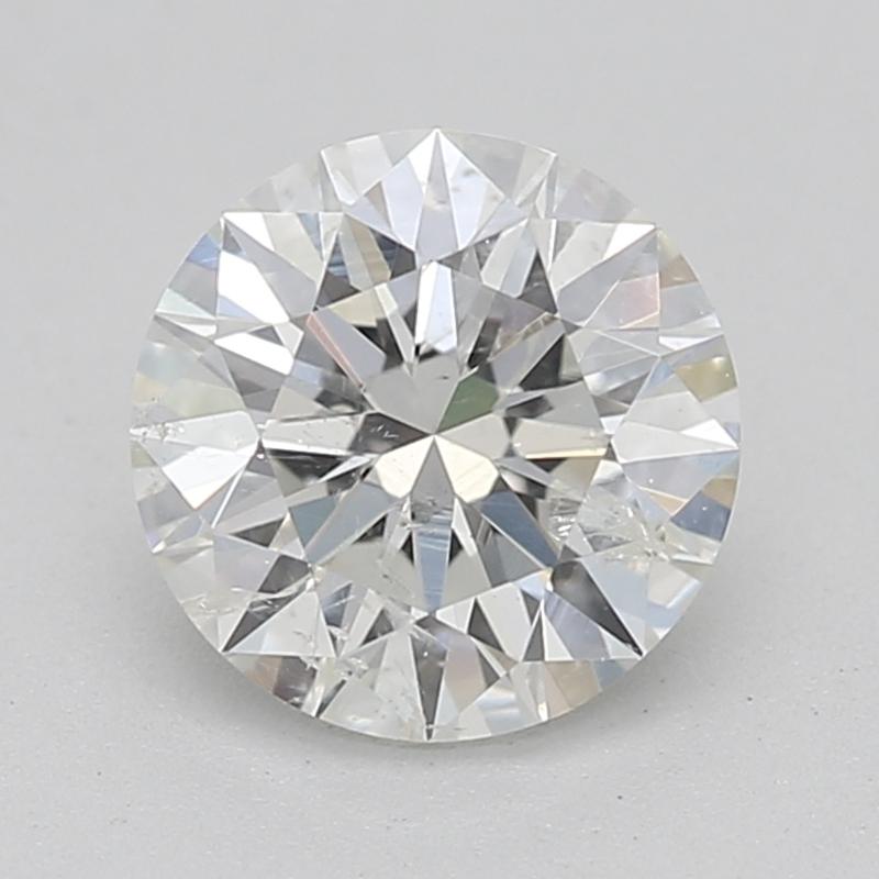 Fabriquée à la main à New York, cette bague en diamant exquise présente en son centre un diamant rond envoûtant pesant 0,74 et affichant une finesse exquise avec un J et un I1. Le diamant est élégamment serti dans une monture à griffes multiples