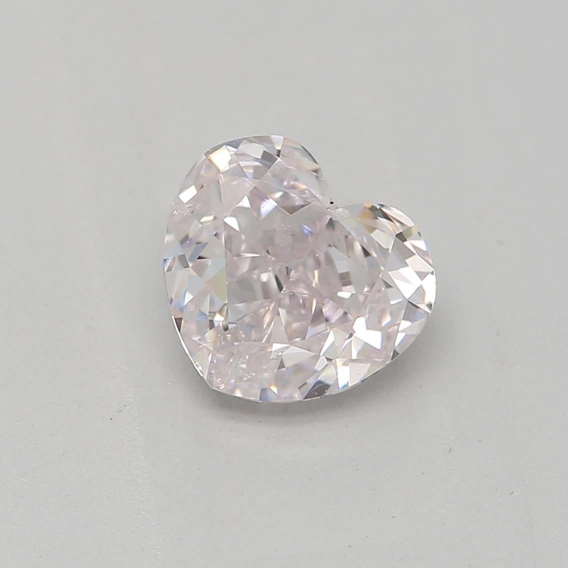 Certificato: GIA
Numero del rapporto: 2467821539
Forma e taglio: Cuore
Peso in carati: 0,74 carati
Misure: 5,20 x 5,80 x 3,25 mm
Grado di colore: Rosa molto chiaro

Questo diamante rosa molto chiaro ha una sottile e delicata tonalità rosa, quasi