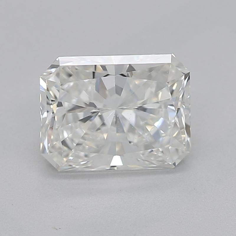 Fabriquée à la main à New York, cette magnifique bague en diamant, dont la pierre centrale est un diamant radiant H VS1 de 0,75, rayonne d'une élégance inégalée. La pièce maîtresse est fixée dans une délicate monture panier à quatre branches,