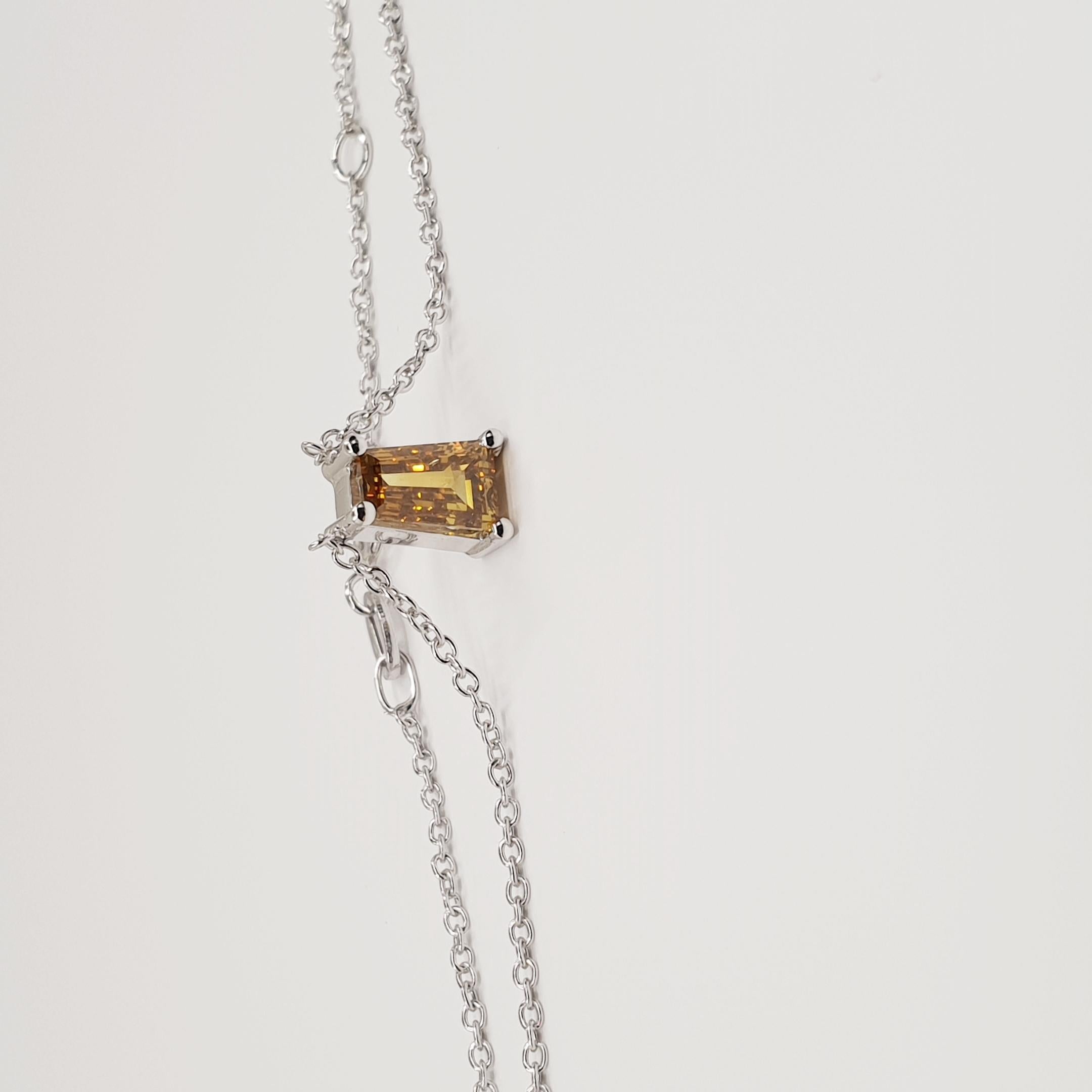 GIA-zertifizierte 0,75 Karat Ausgefallene Farbe Honig/I1 Diamant-Halskette 750 Weißgold (Baguette-Treppenschliff) im Angebot