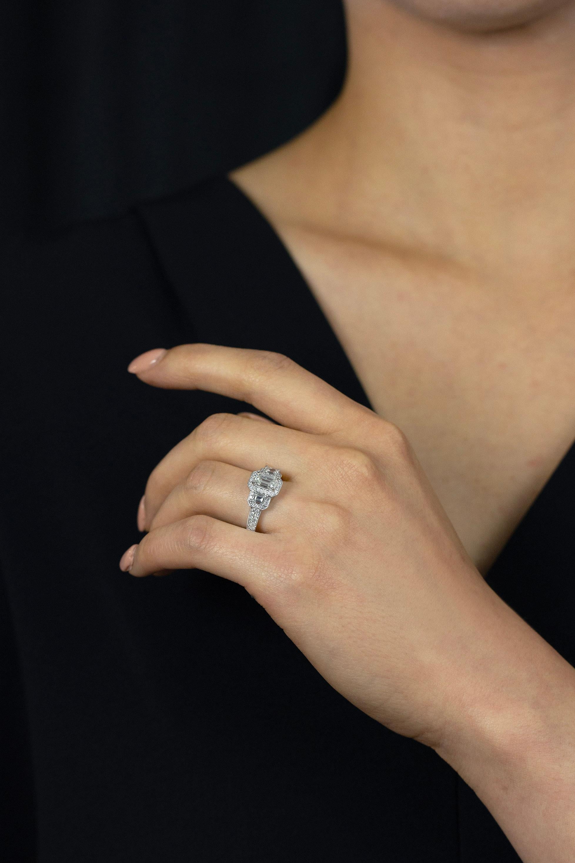 Anello di fidanzamento aureolato con diamante taglio smeraldo certificato GIA da 0,75 carati in oro bianco in vendita 1