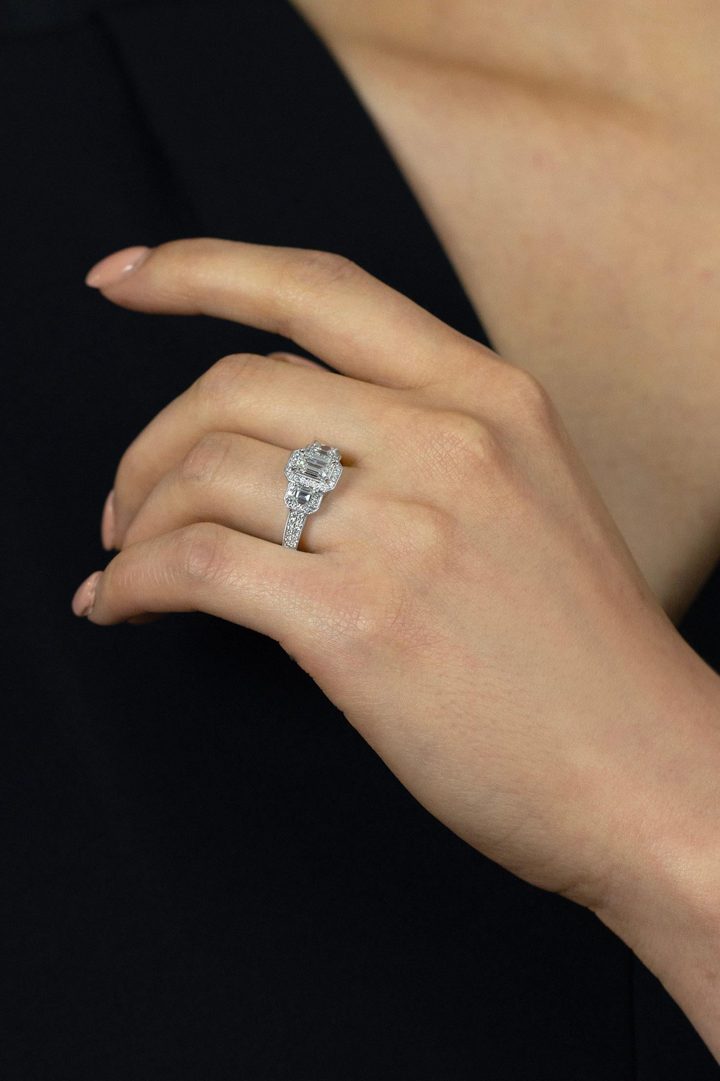 Donna Anello di fidanzamento aureolato con diamante taglio smeraldo certificato GIA da 0,75 carati in oro bianco in vendita