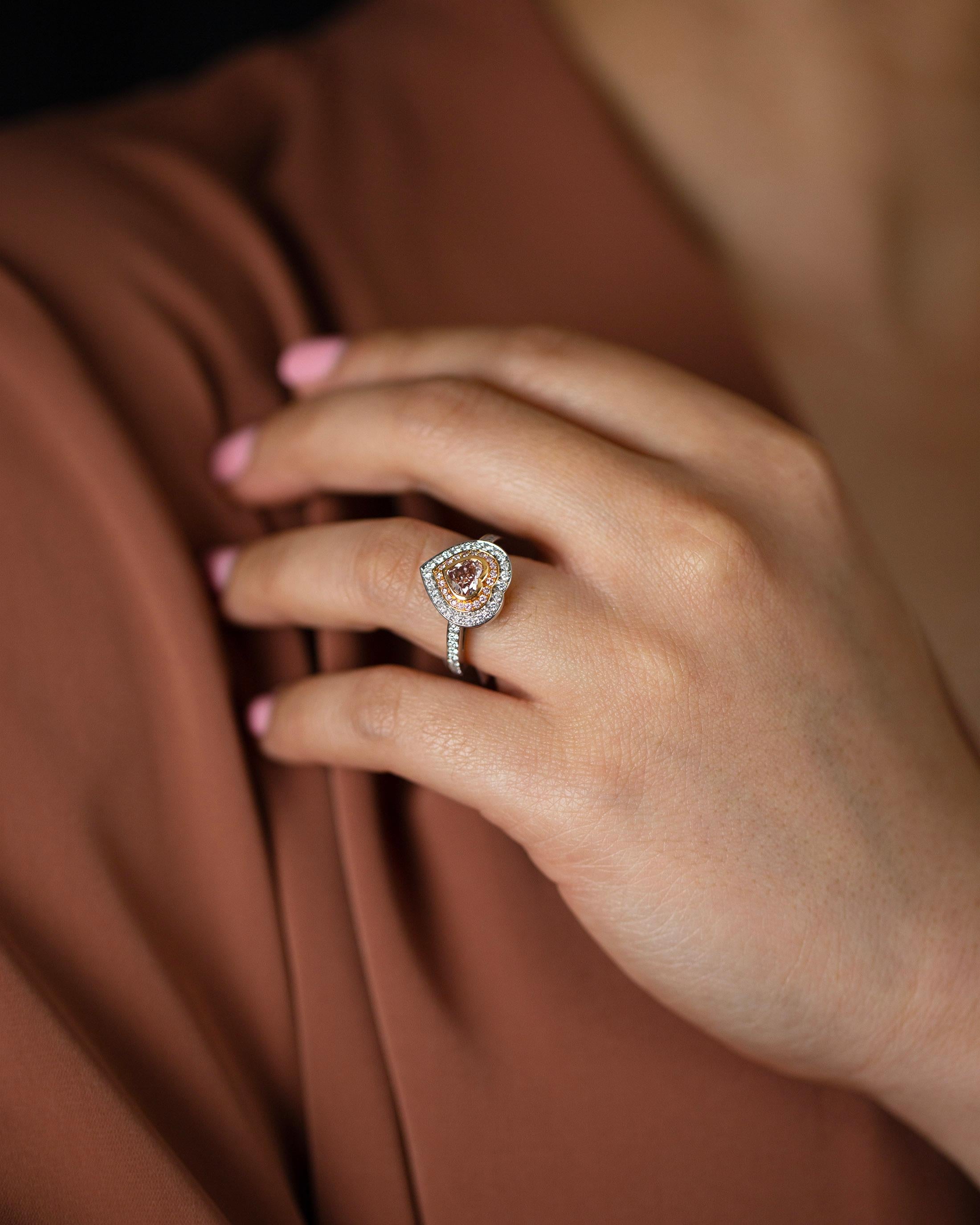 Bague de fiançailles certifiée GIA 0,75 carats en forme de coeur avec diamant rose brunâtre Neuf - En vente à New York, NY