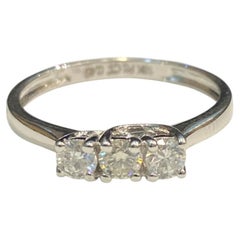 Anello a tre pietre brillanti rotonde certificato GIA 0,75 Ct D VVS1 in oro bianco 18 carati