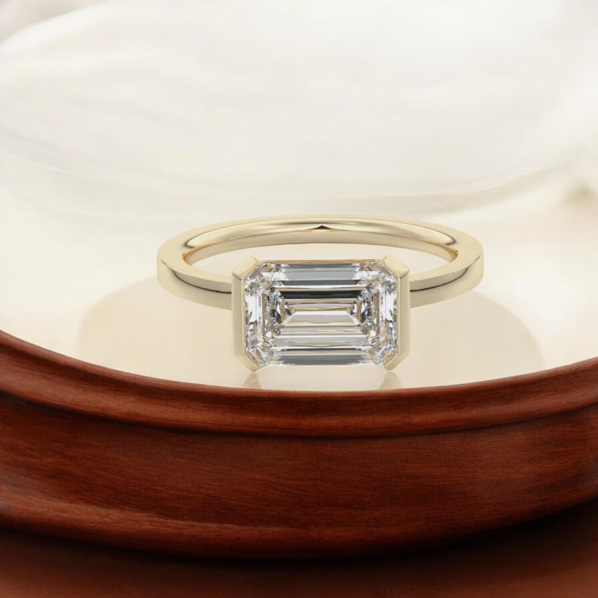 GIA-zertifizierter 0,75 Karat Ost-West-Diamantring mit halber Lünette im Smaragdschliff und Smaragdschliff 18K Gold (Zeitgenössisch) im Angebot