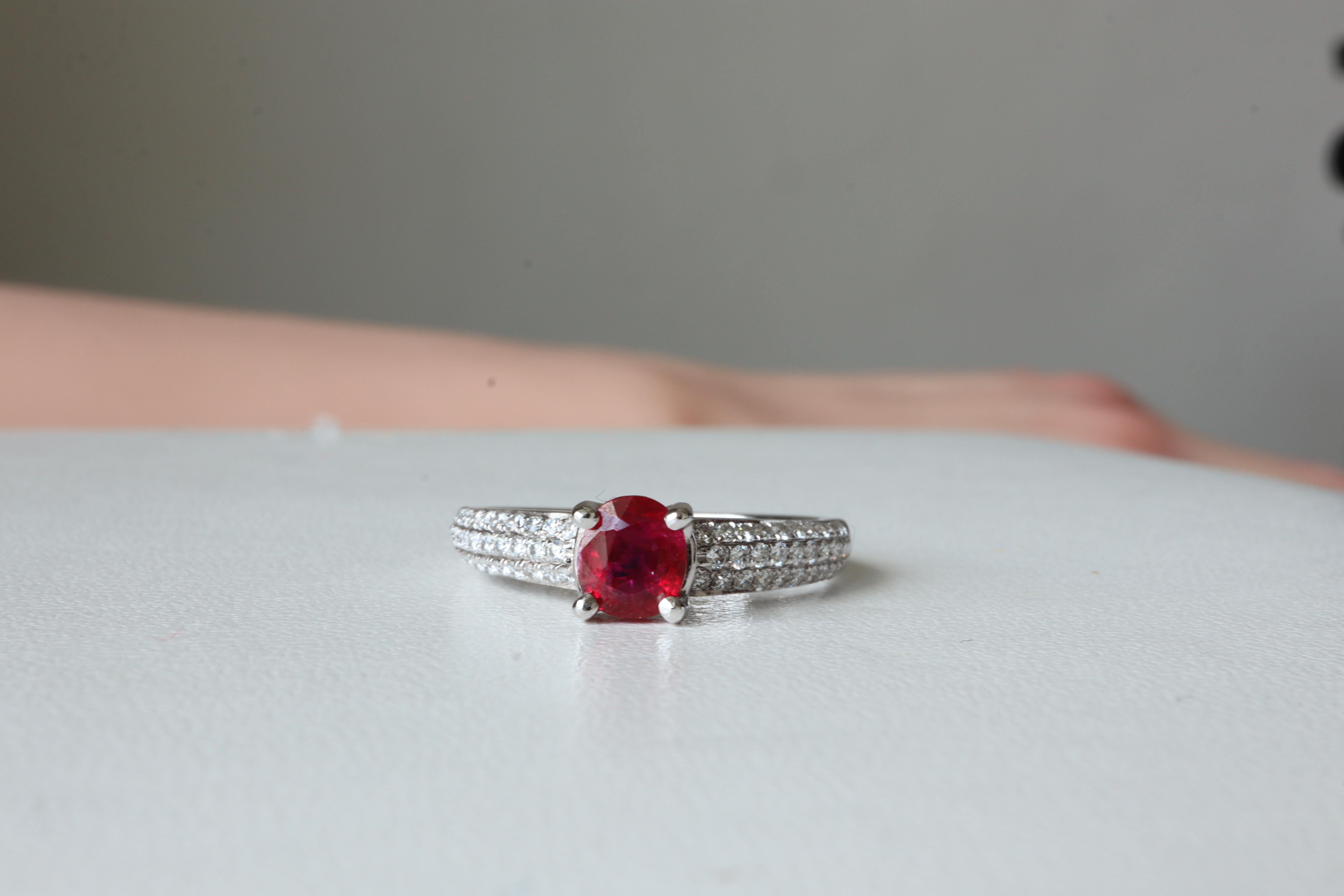 Anillo de oro de 18 quilates con rubí no calentado de Birmania y diamante natural, certificado por el GIA, de 0,75 quilates Corte oval en venta