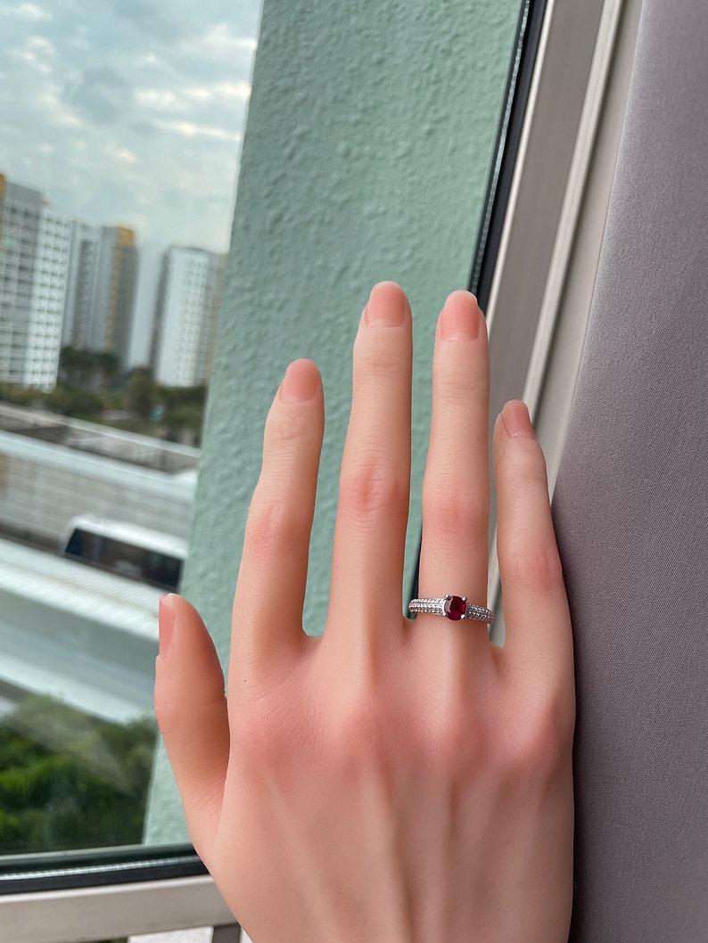 De las mujeres Anillo de oro de 18 quilates con rubí no calentado de Birmania y diamante natural, certificado por el GIA, de 0,75 quilates en venta
