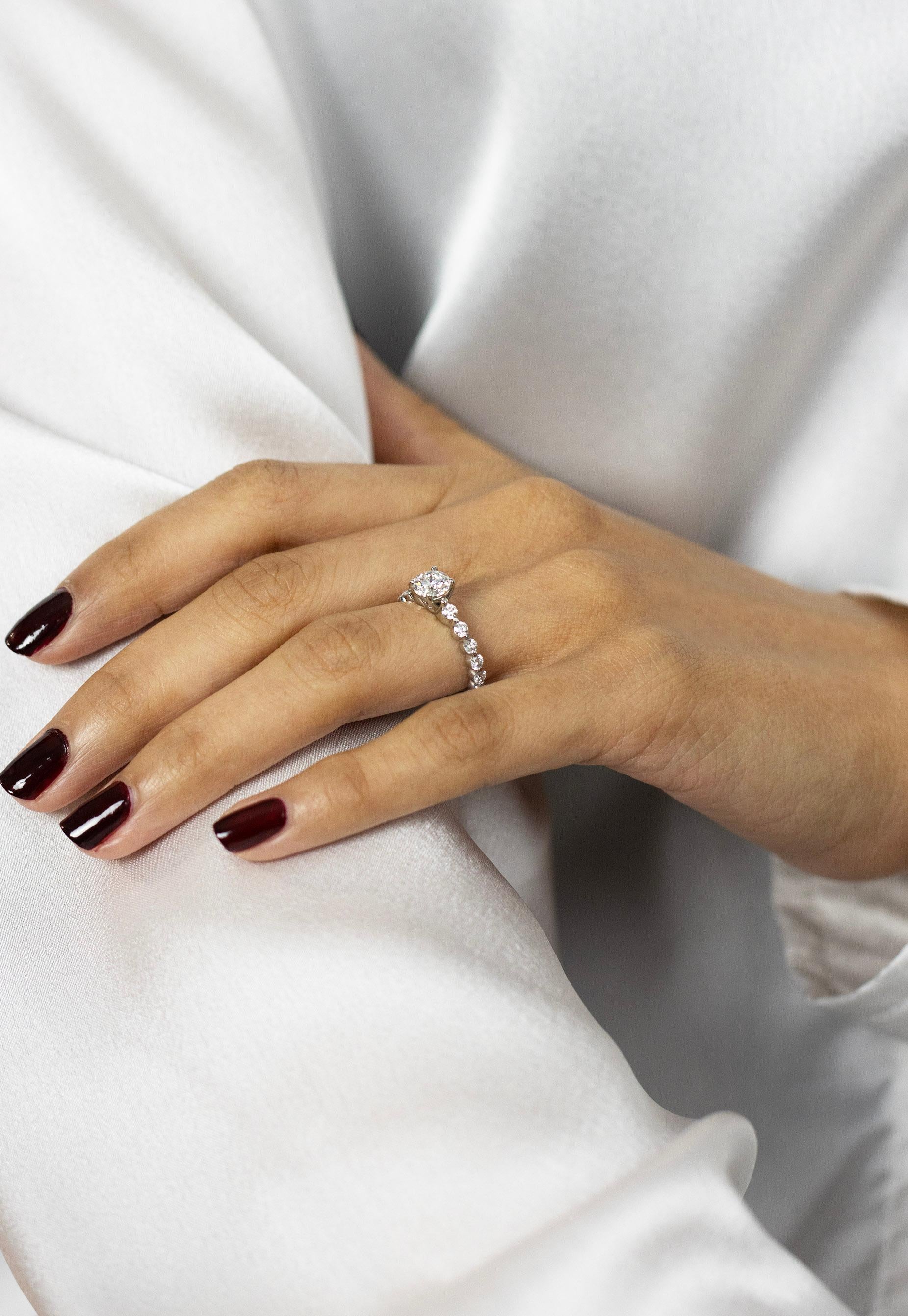 Verlobungsring und Ehering mit GIA-zertifiziertem 0,77 Karat rundem Diamanten Damen im Angebot