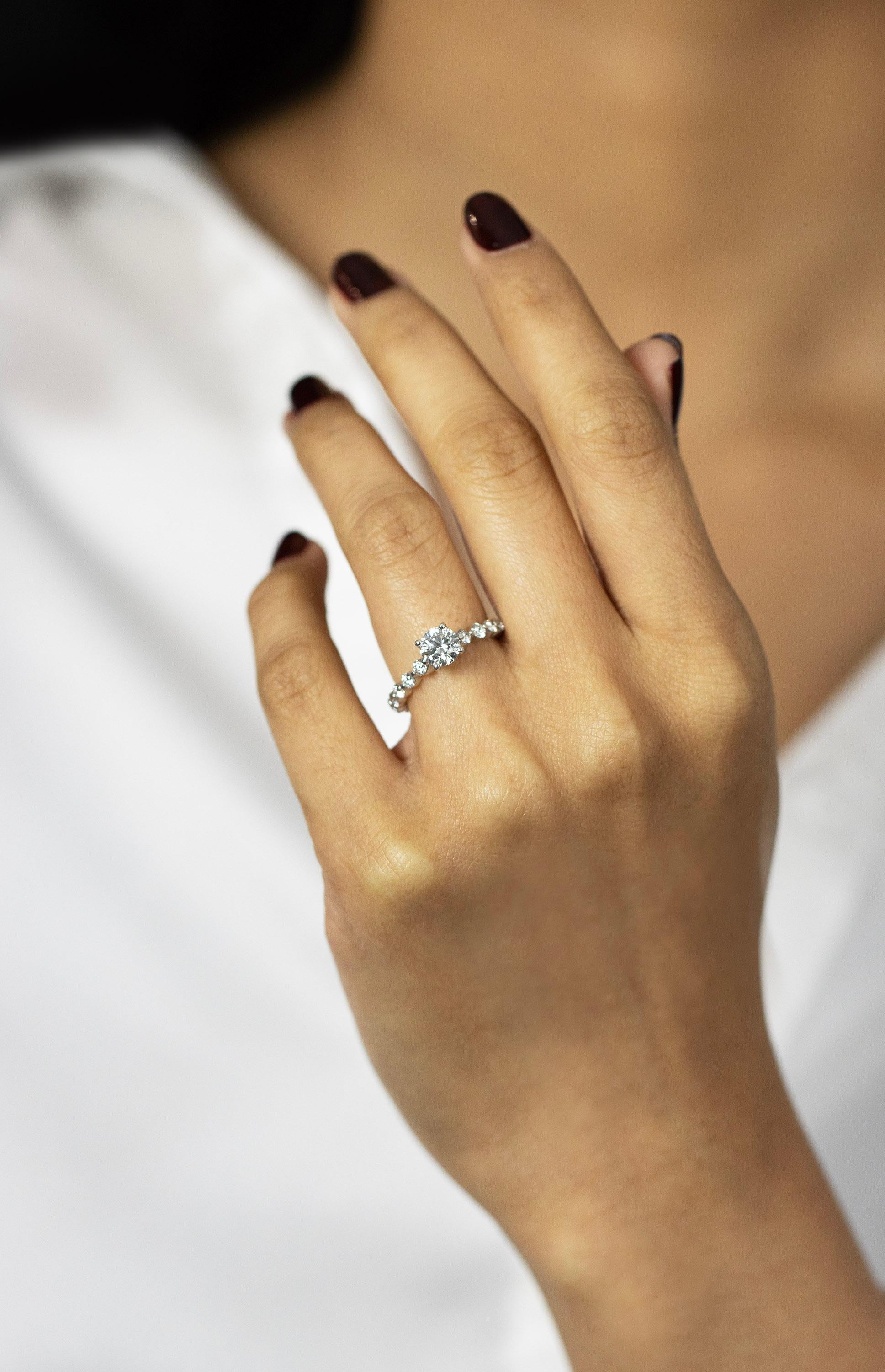 Ensemble bague de fiançailles et alliance en diamants ronds de 0,77 carat certifiés par le GIA en vente 2