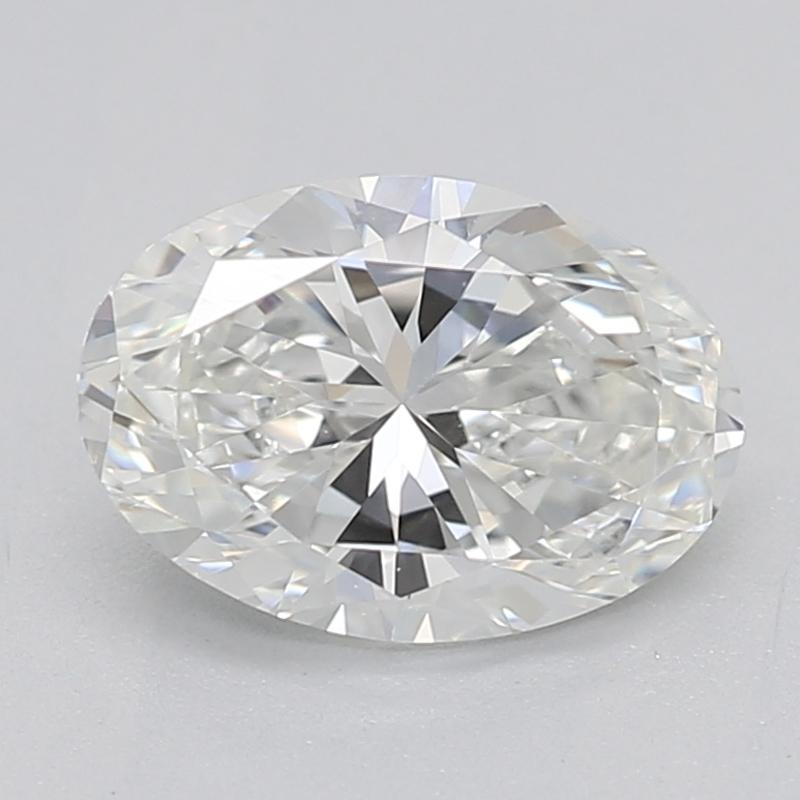 Fabriquée à la main à New York, cette bague en diamant est une superbe vitrine de l'artisanat et de l'élégance. La pierre centrale est un diamant ovale pesant 0,79, classé H et VS1. Le diamant est certifié GIA, ce qui garantit sa qualité et son