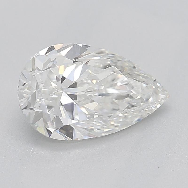 Eleva la tua collezione di gioielli con questo splendido anello con diamante, che sfoggia un'affascinante pietra centrale di pera G SI1 del peso di 0,79. Il suo design unico è caratterizzato da un'incastonatura che abbraccia saldamente il diamante,