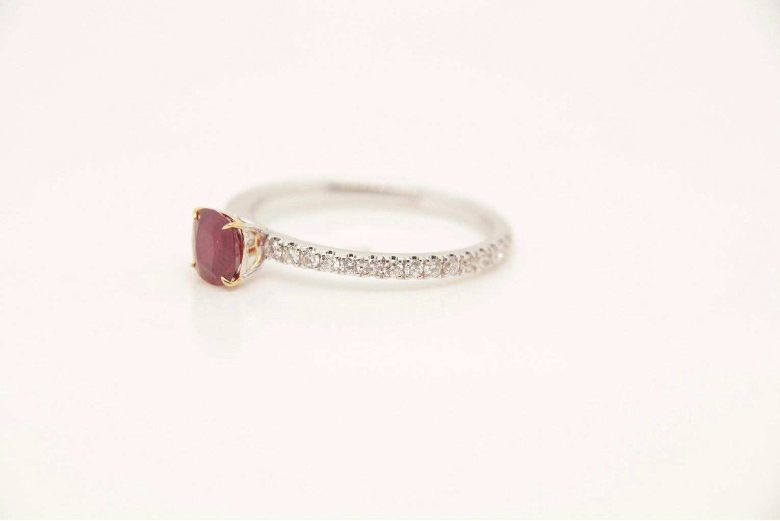 Bague personnalisée sur demande spéciale d'un client. Rubis birman sans chaleur de 0,79 carat avec un certificat de sang de pigeon du GIA. La bague sera fabriquée au format US 4.75 avec des aiguilles.
