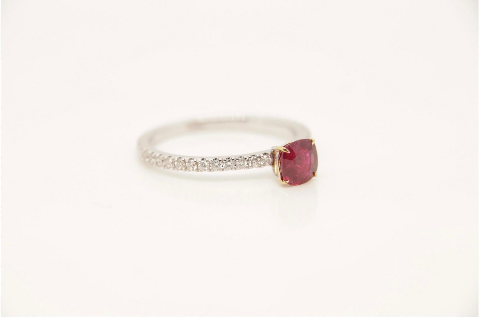 Taille carrée Bague certifiée GIA de 0,79 carat de rubis sang de pigeon Birmanie sans chaleur et diamant en 18K en vente