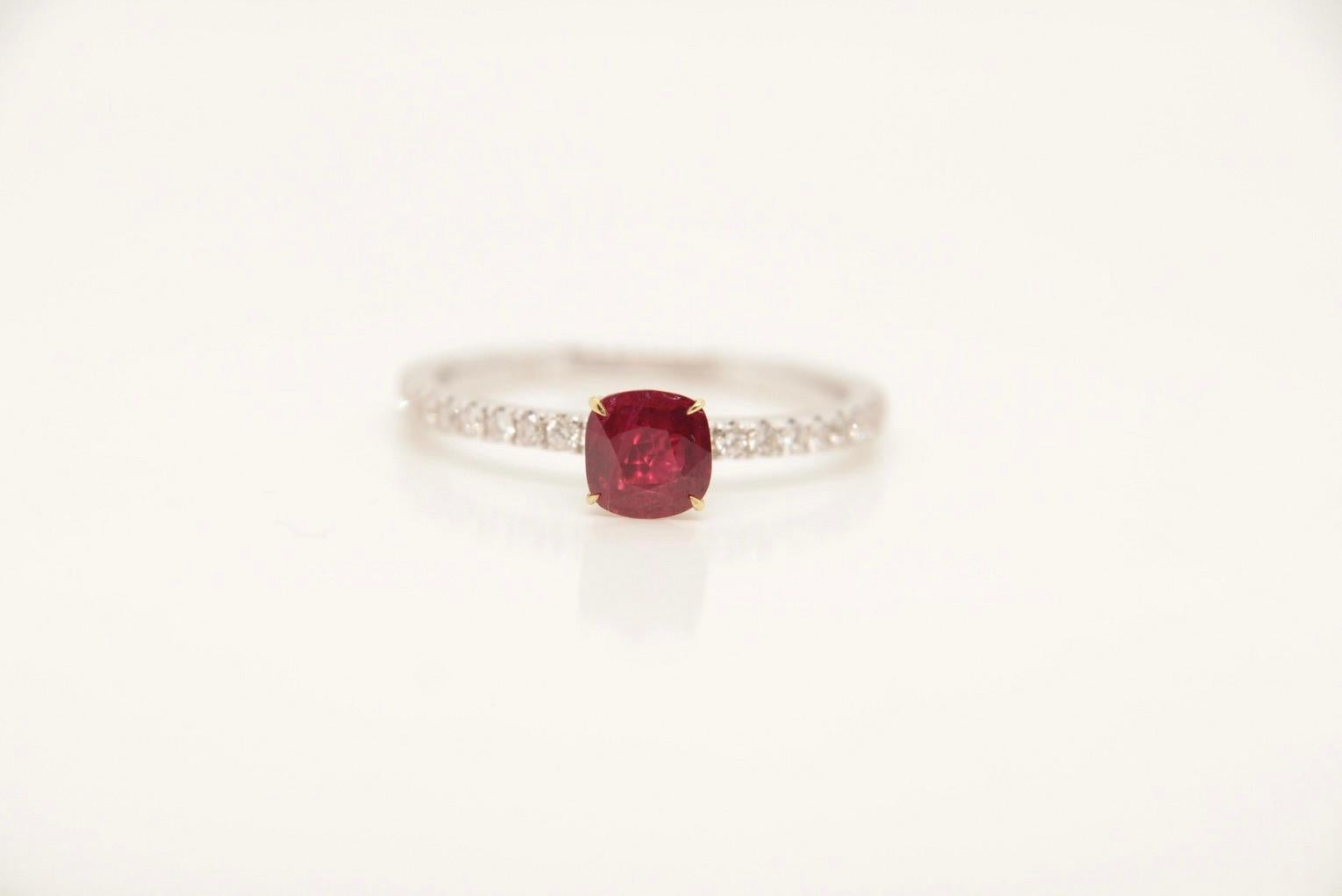 Bague certifiée GIA de 0,79 carat de rubis sang de pigeon Birmanie sans chaleur et diamant en 18K Neuf - En vente à Bangkok, TH