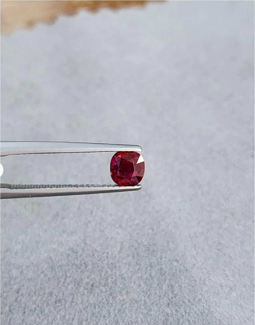 Bague certifiée GIA de 0,79 carat de rubis sang de pigeon Birmanie sans chaleur et diamant en 18K Unisexe en vente