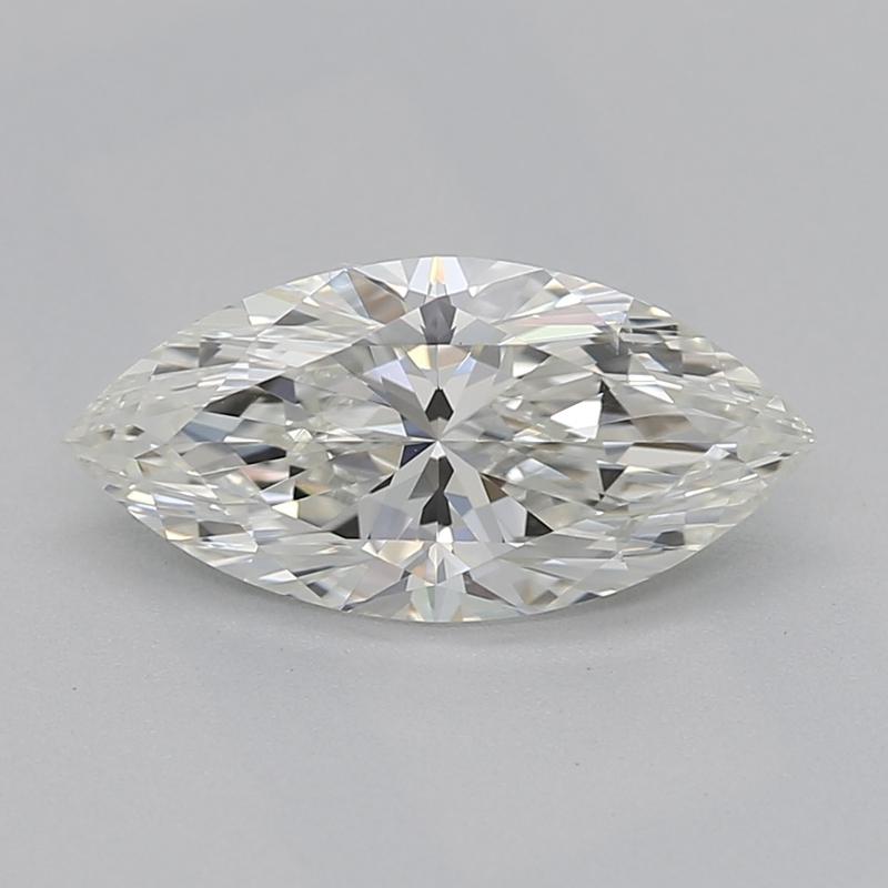 Hecho a mano en Nueva York, este impresionante anillo de diamantes presenta una exquisita piedra central de talla marquesa J SI1 de 0,8 , envuelta en un halo de diamantes más pequeños que irradian un brillo espectacular. El diseño único presenta un