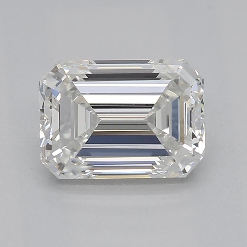 Cette splendide bague en diamant présente au centre un diamant émeraude H VS1 0,8, élégamment serti dans une monture à griffes sécurisée. La captivante pierre centrale est magnifiquement complétée par un somptueux halo en forme d'émeraude/coussin de